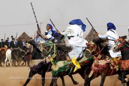 Image du Maroc Professionnelle de  Course typiquement marocaine dite ''la Fantasia'' organisé dans un site désertique sur lequel la ville de Tan Tan a toujours accueilli la majorité des tribus et des grandes familles nomades du désert lors d'un grand moussem, Samedi 24 Mars 2012. (Photo / Abdeljalil Bounhar)

 